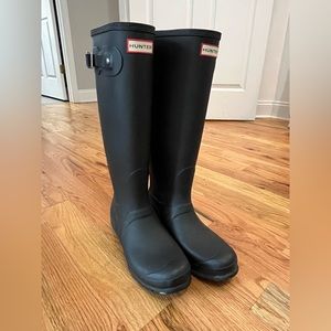 Black women’s hunter rain boots 9